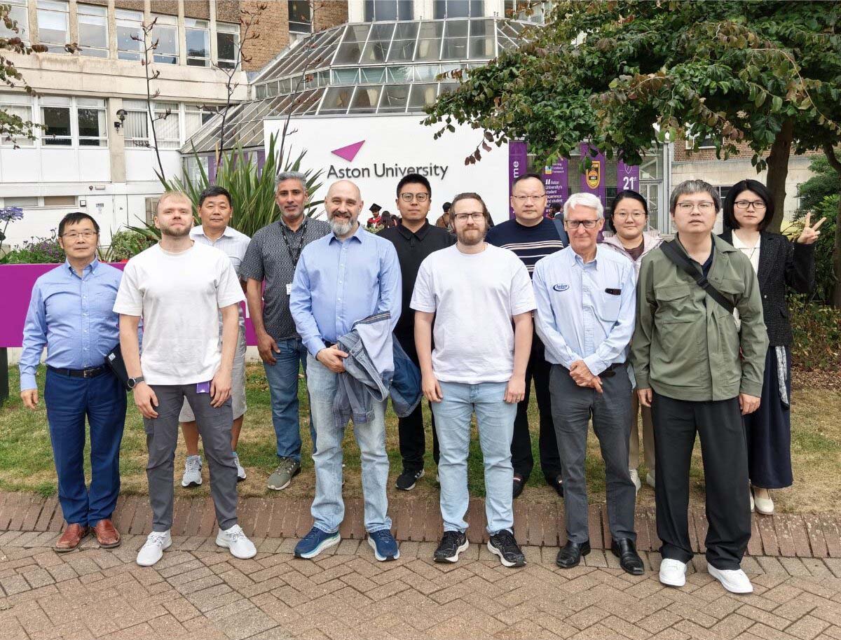 z7拜访参观英国阿斯顿大学光学实验室.jpg